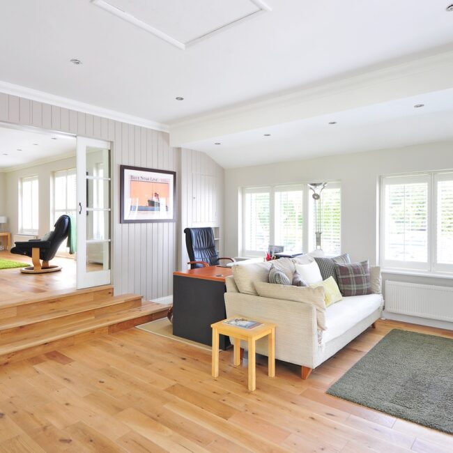 Podłogi drewniane trójwarstwowe – poznaj ich właściwości i zastosowanie!