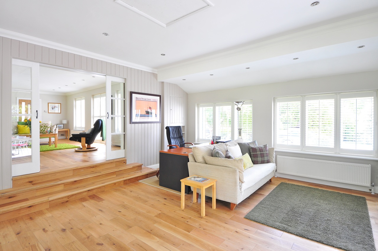Podłogi drewniane trójwarstwowe – poznaj ich właściwości i zastosowanie!